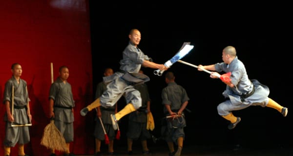 Vorführgruppe des Shaolin-Kung-Fu bei einer Darbietung in China, 2014