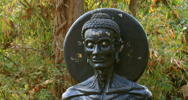 Statue des fastenden Siddhartha — Sinnbild asketischer Übung, Wat Umong, Thailand