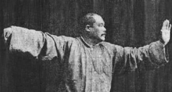 Yang Chengfu führt die Technik „Einzelne Peitsche“ (Danbian) vor, historische Aufnahme