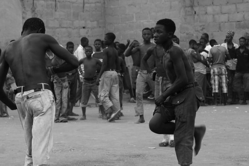 Dambe-Kämpfer bei Dei-Dei nahe Abuja, 2010 — die Schlaghand umwickelt, die Führhand offen