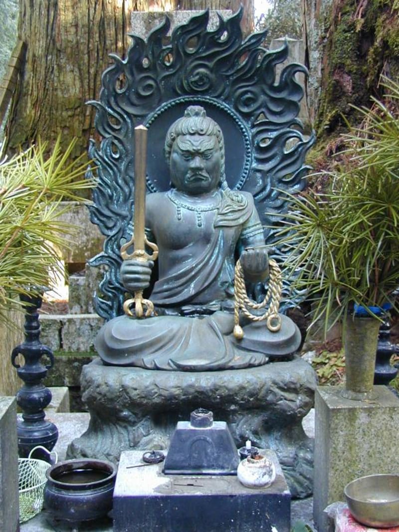 Statue des Fudō Myōō, des unerschütterlichen Weisheitskönigs, in Okunoin