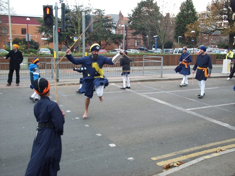 Gatka-Vorführung an der Spitze einer Sikh-Prozession