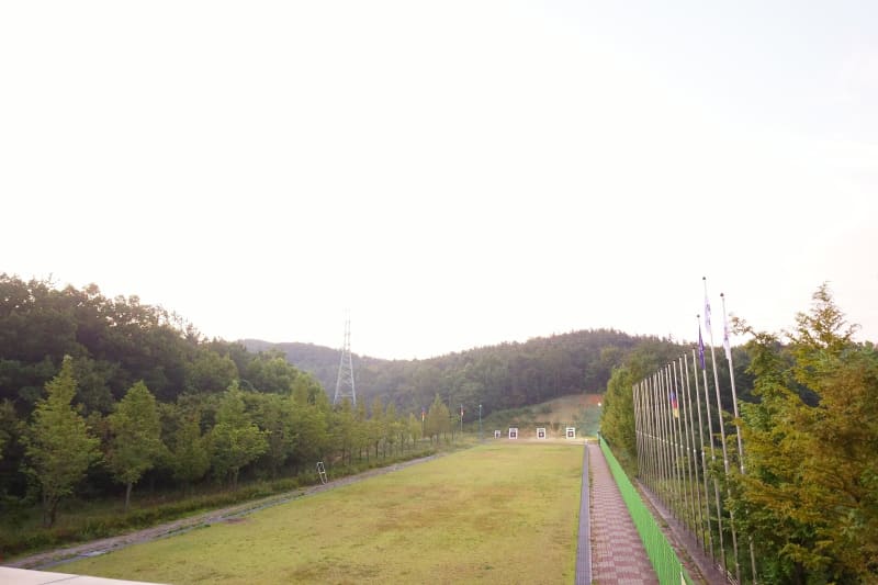 Schießbahn einer koreanischen Bogenschützenhalle mit Blick auf die entfernten Zielscheiben