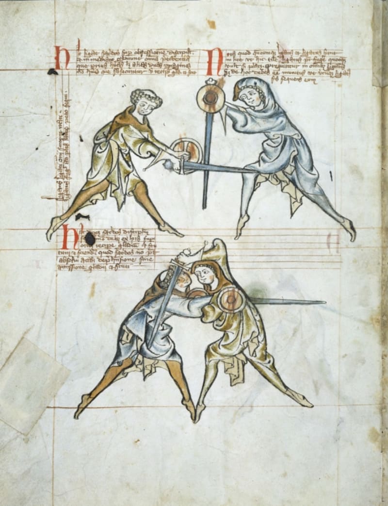 Blatt aus dem Royal Armouries MS I.33, um 1300: zwei Paare mit Schwert und Buckler in Bindung, darüber lateinischer Text in roter und brauner Tinte
