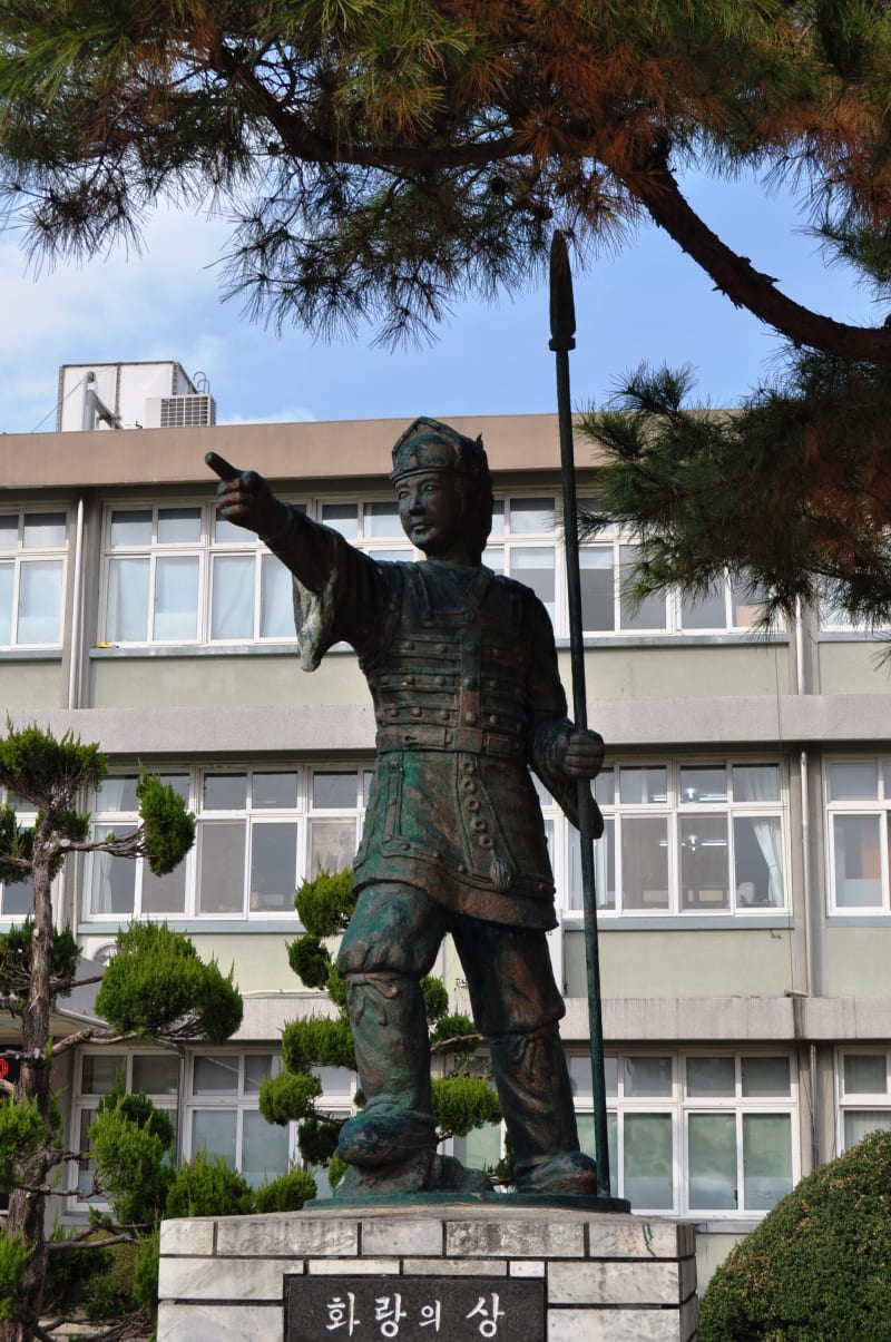 Bronzestandbild eines Hwarang auf dem Schulhof der Mittelschule Hamyang, Südkorea