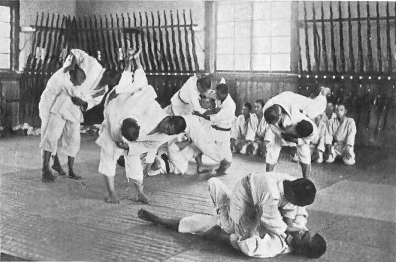 Historische Aufnahme: Jujutsu-Training an einer japanischen Landwirtschaftsschule