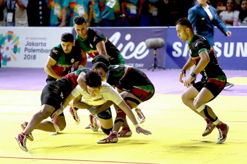 Kabaddi bei den Asienspielen 2018: iranische Spieler stoppen einen Raider