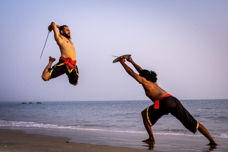 Kalaripayattu-Vorführung mit Waffen in Kerala, Indien