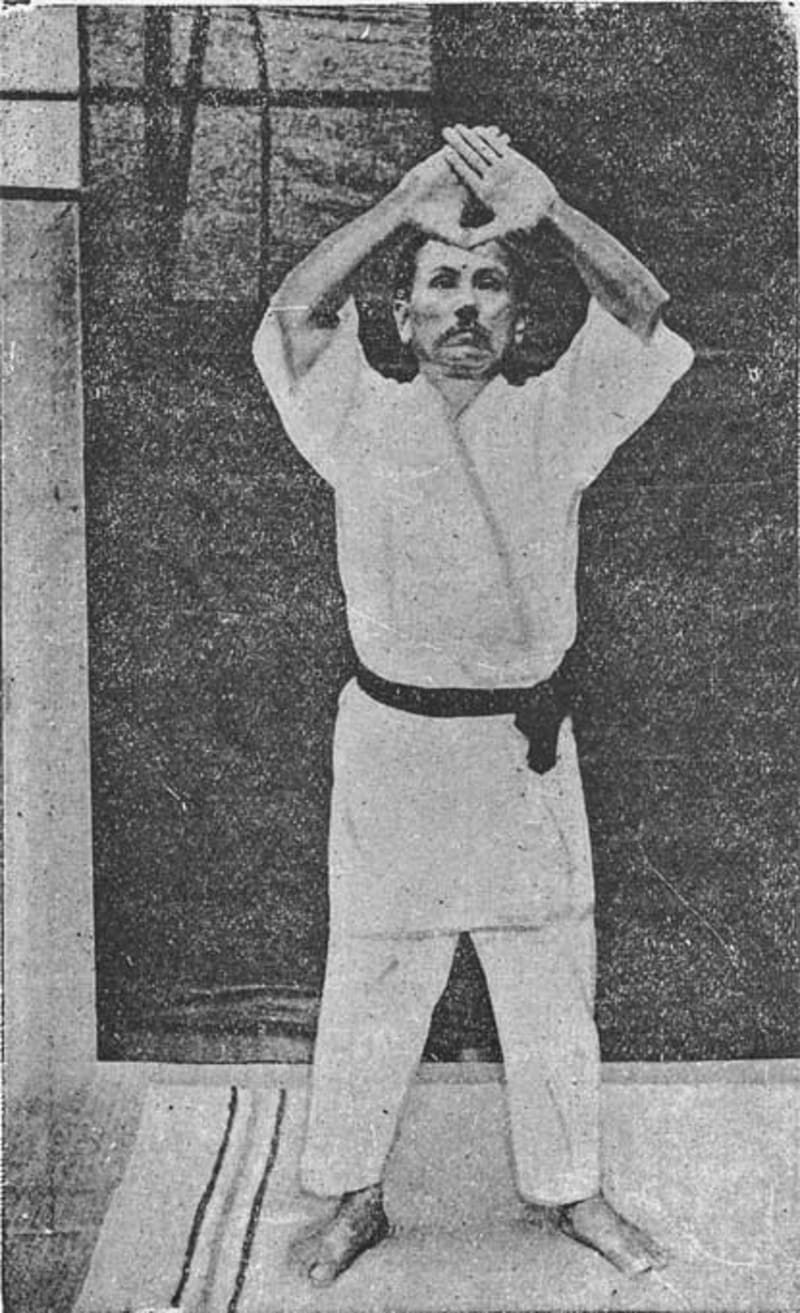 Gichin Funakoshi führt die Kata Kankū vor, historische Aufnahme