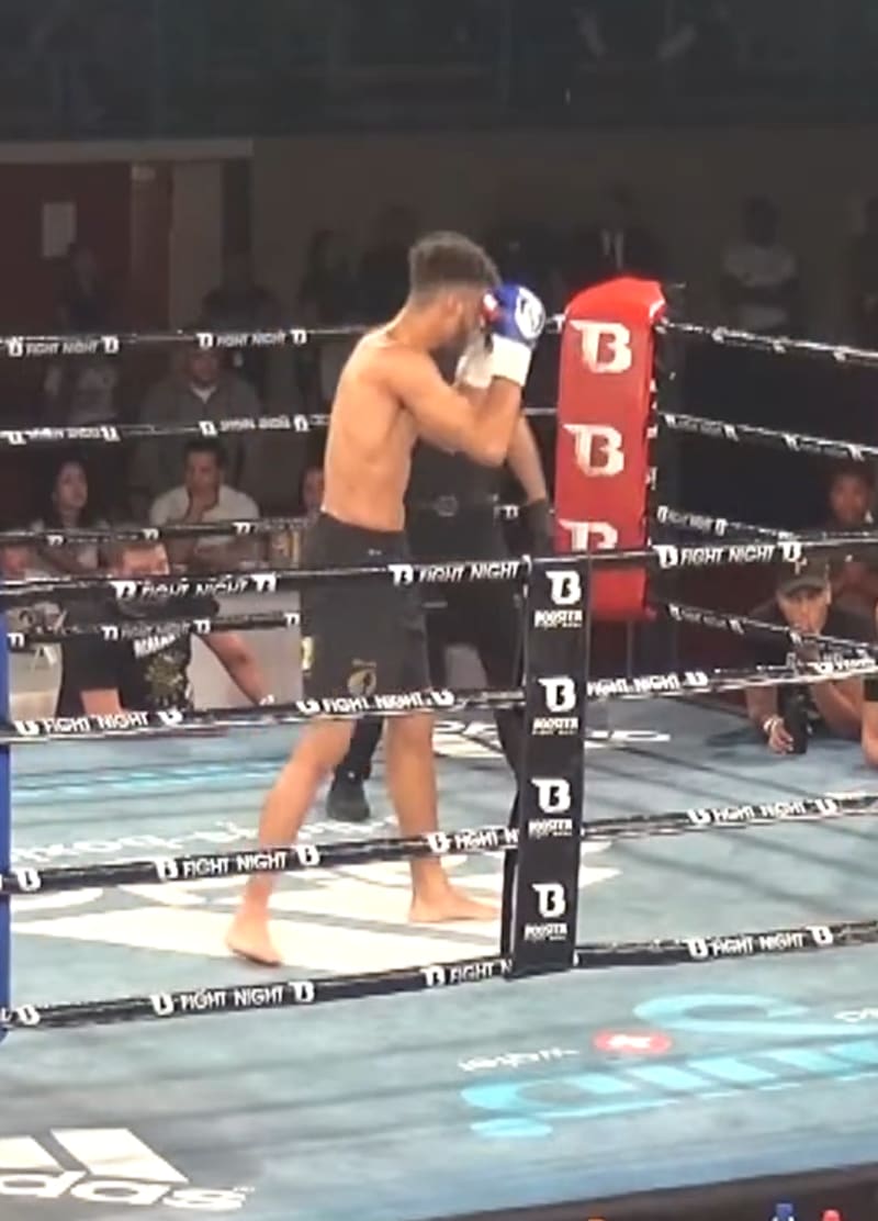 Der niederländische Kickboxer Chico Kwasi im Ring während eines Kampfes
