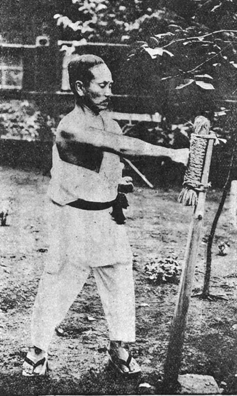 Gichin Funakoshi beim Üben am Makiwara, 1924