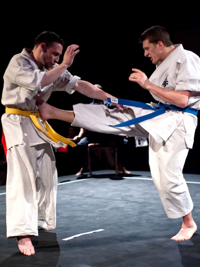 Kyokushin-Karate — zwei Kämpfer im Vollkontakt-Wettkampf