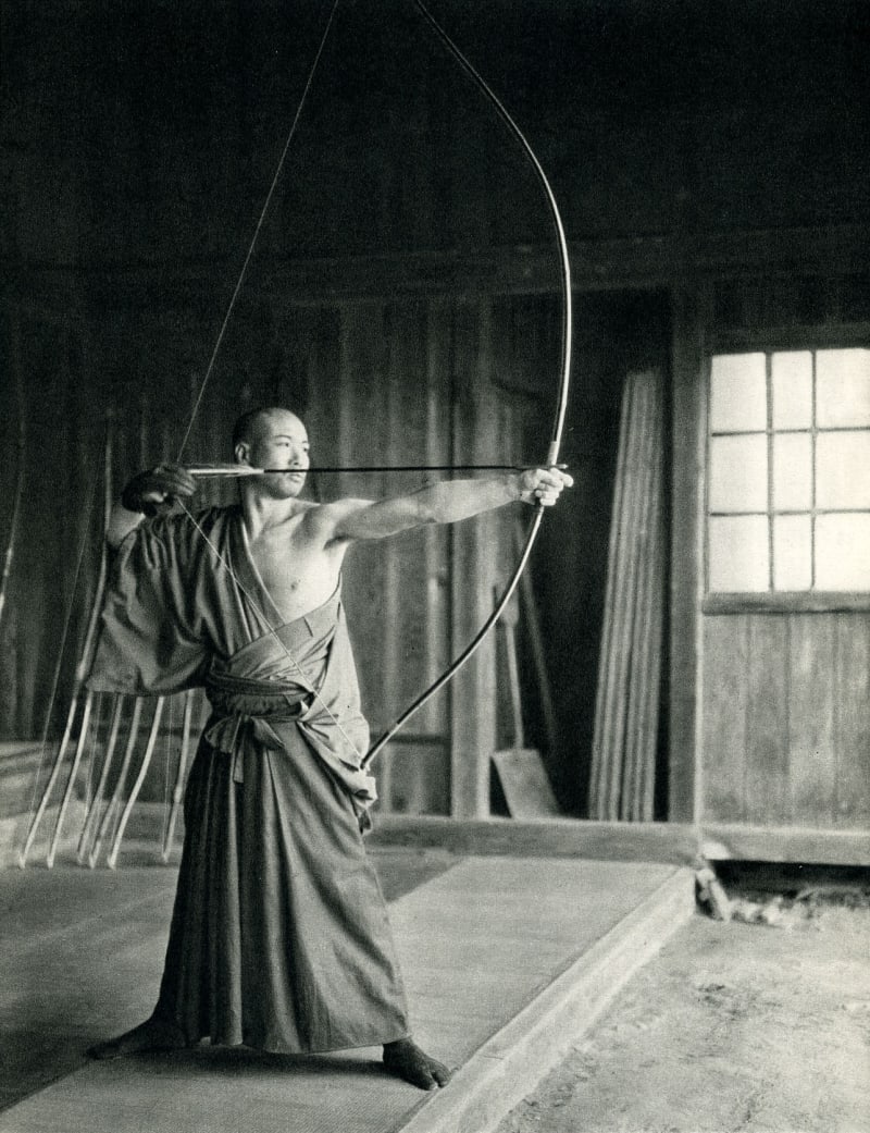 Kyūdōka im vollen Auszug am asymmetrischen Daikyū-Langbogen