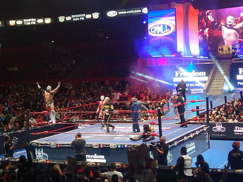 Lucha Libre in der Arena México: maskierte Luchadores im Ringkampf
