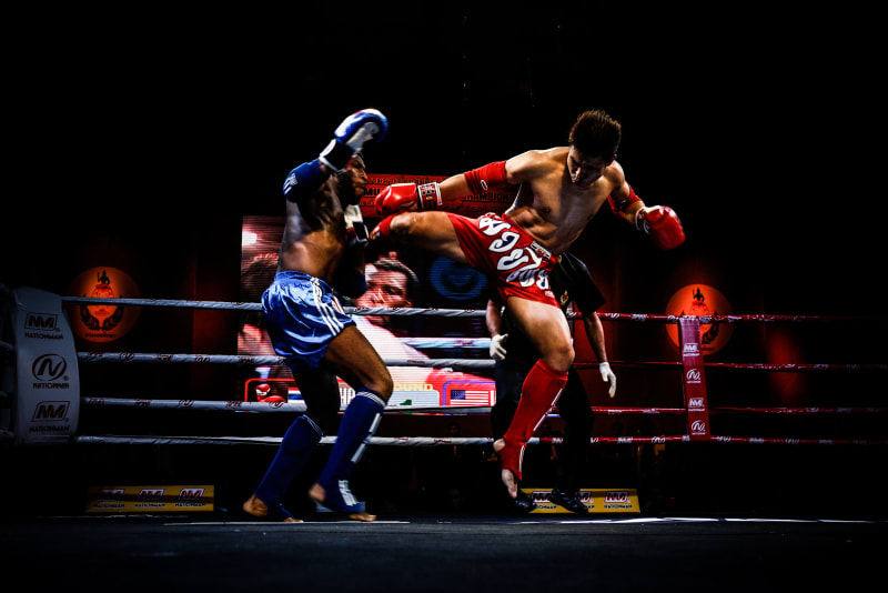 Muay-Thai-Kämpfer beim Wai Kru — rituelles Gebet vor dem Kampf
