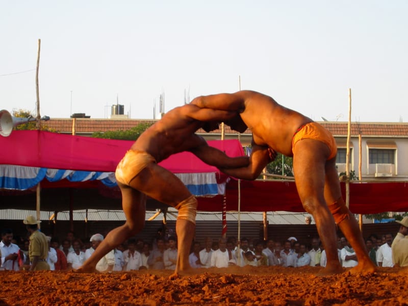 Zwei Pehlwani-Ringer aus Davangere, Indien, im Lehmring