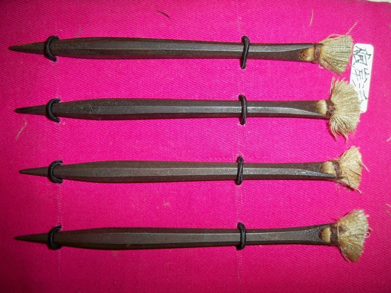 Vier antike geschmiedete Bo-Shuriken aus Eisen mit Leinenfähnchen