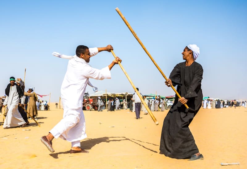 Männer aus Oberägypten beim Tahtib, dem traditionellen Stockkampf