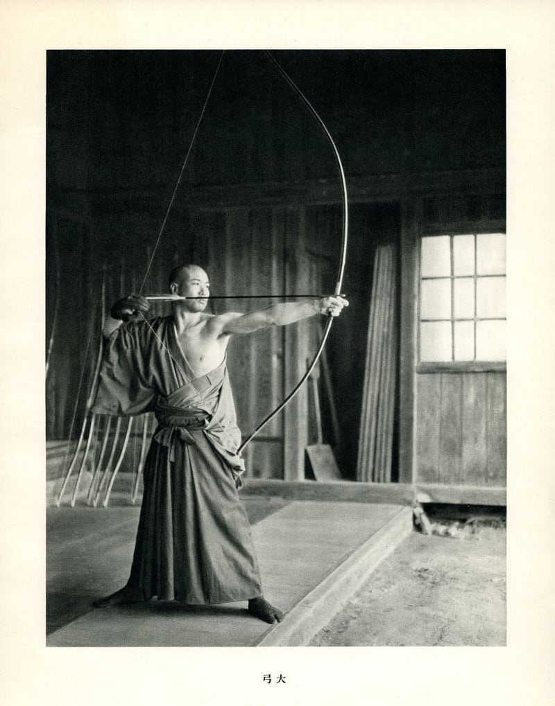 Kyūdō-Meister spannt den Daikyū — der Moment vor Lösen und Zanshin
