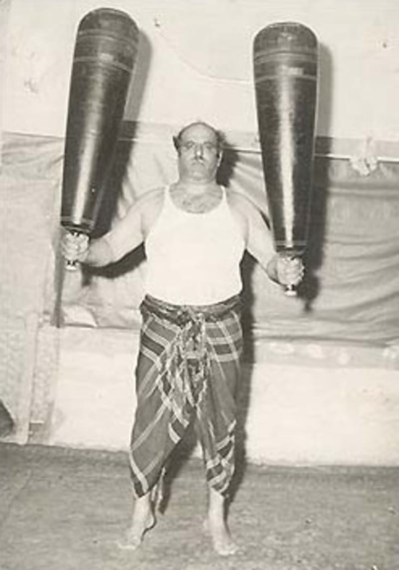 Pahlavan Mustafa Toosi mit einem Paar schwerer Keulen (Mil) des Zurkhaneh