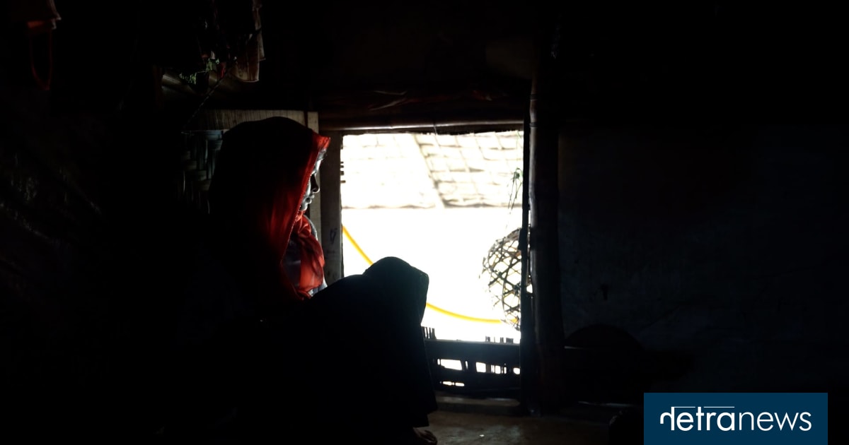 Two Rohingya women and the sea