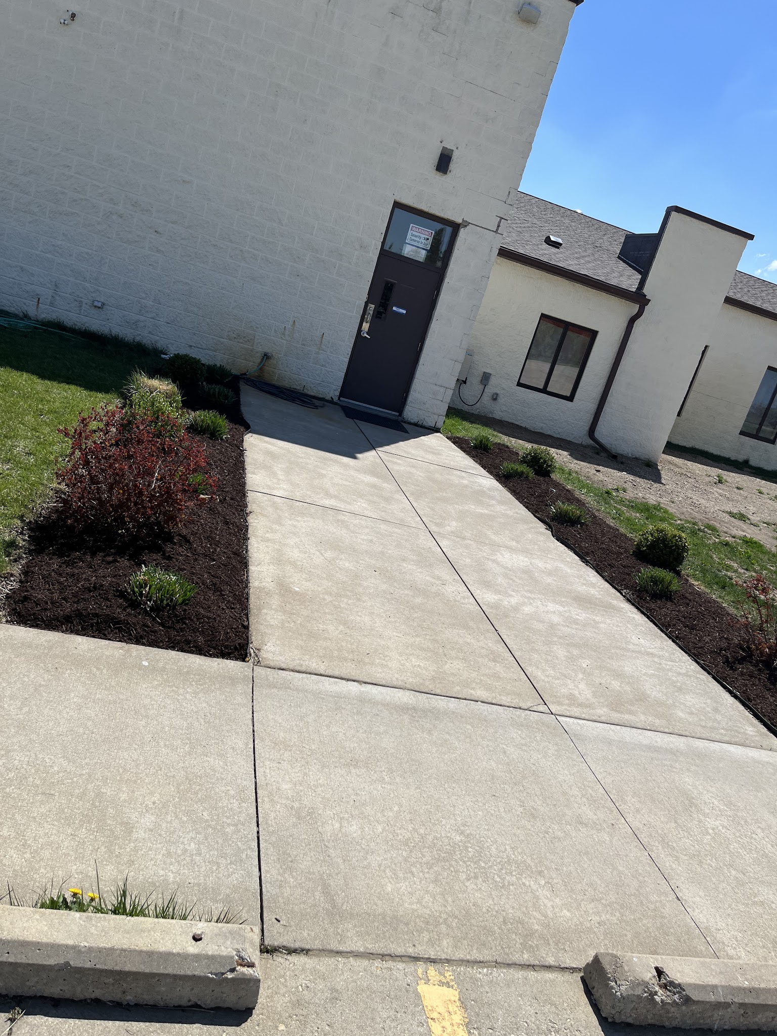 Clean walkway and foundation beds along a home in Urbana, IL