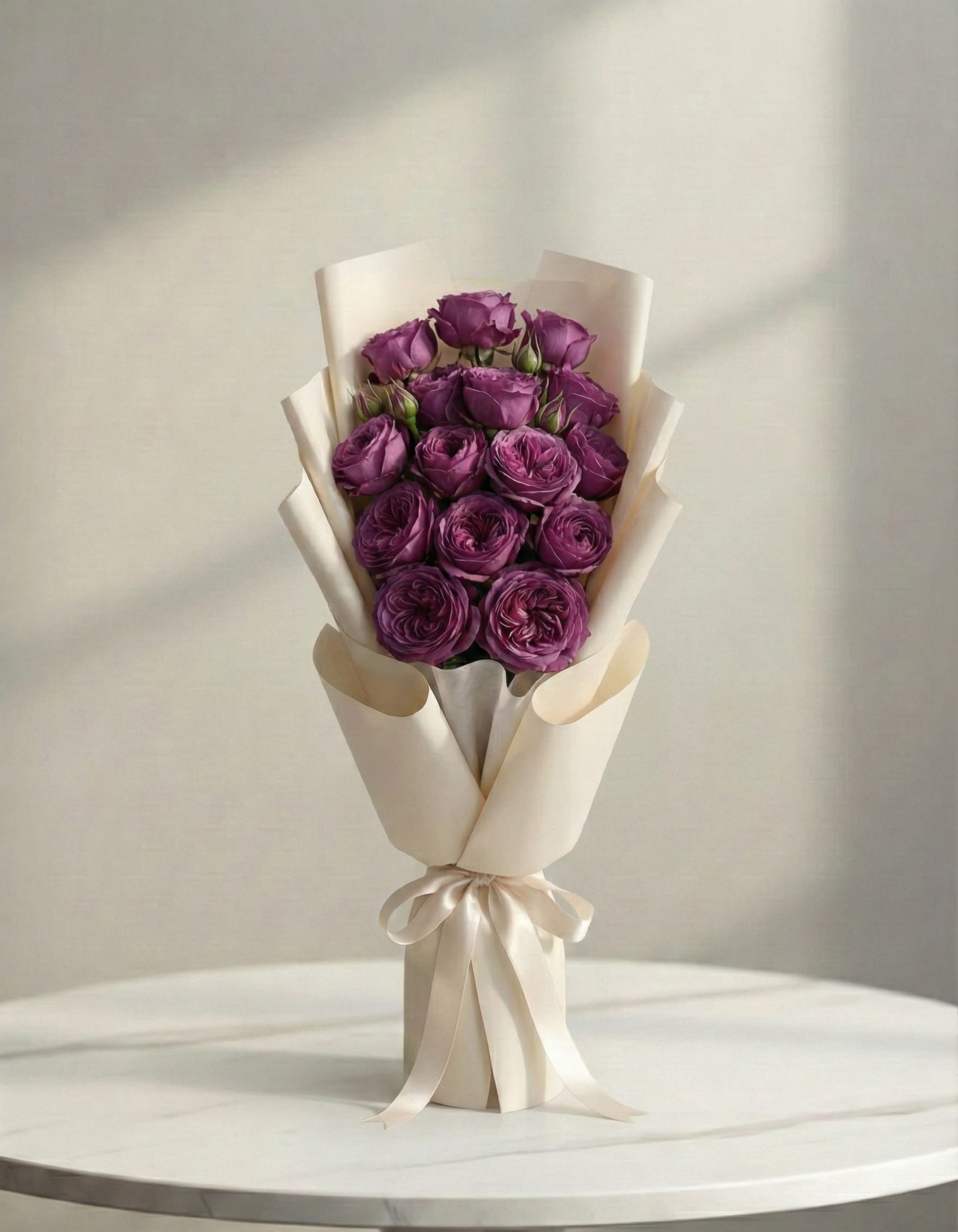 باقة جوري بنفسجي فاخرة بغلاف كريمي