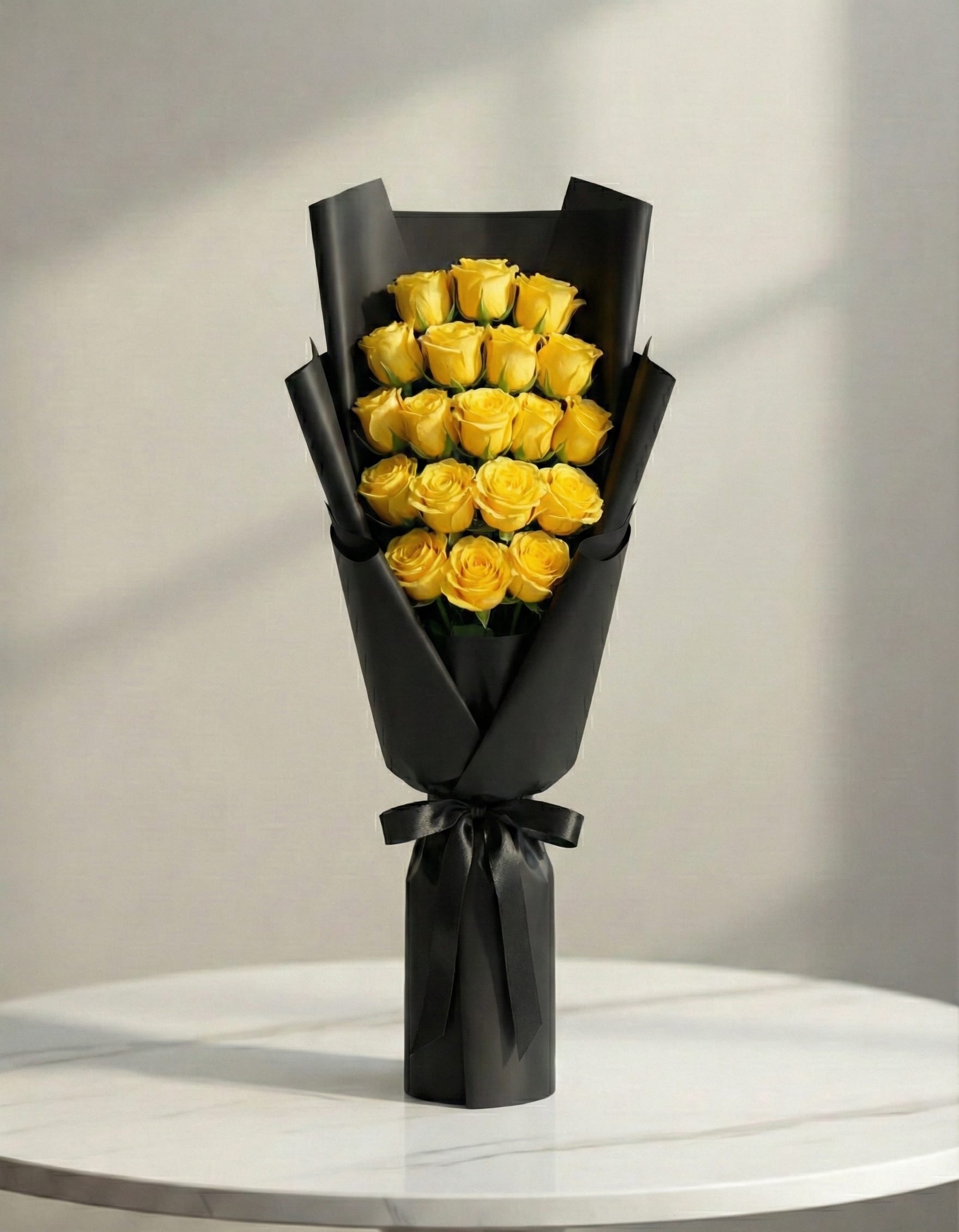 باقة بيبي جوري أصفر بغلاف أسود