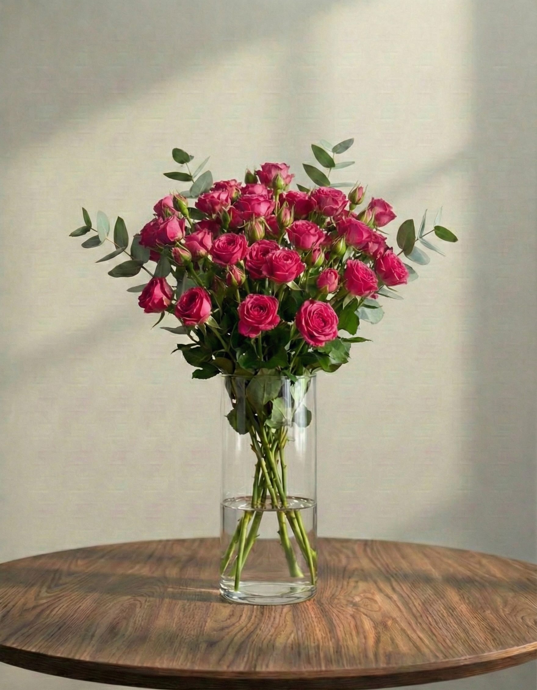 مزهرية ورود همسات الفوشيا الأنيقة