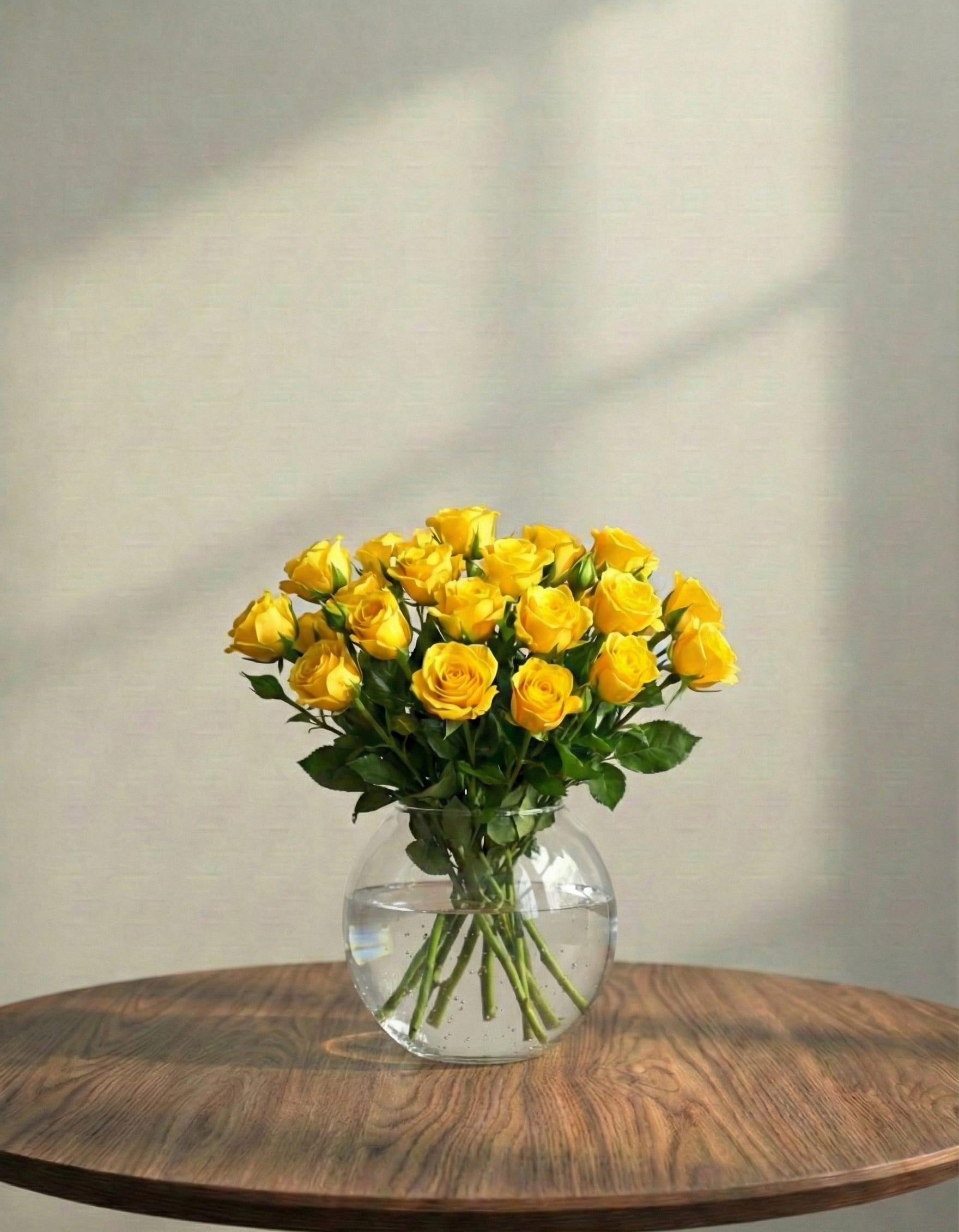 مزهرية زجاجية بتنسيق بيبي جوري أصفر