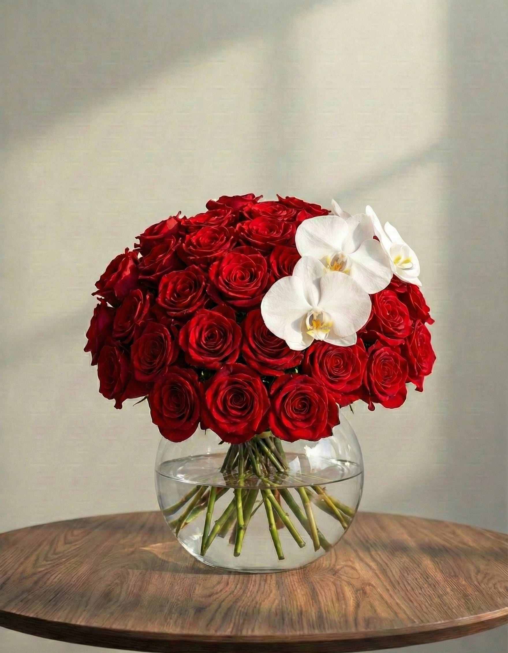 مزهرية الجوري الأحمر والأوركيد الأبيض