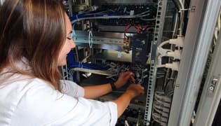 FREQUENTIS - Arbeitsplatz