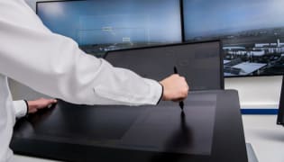 FREQUENTIS - Arbeitsplatz