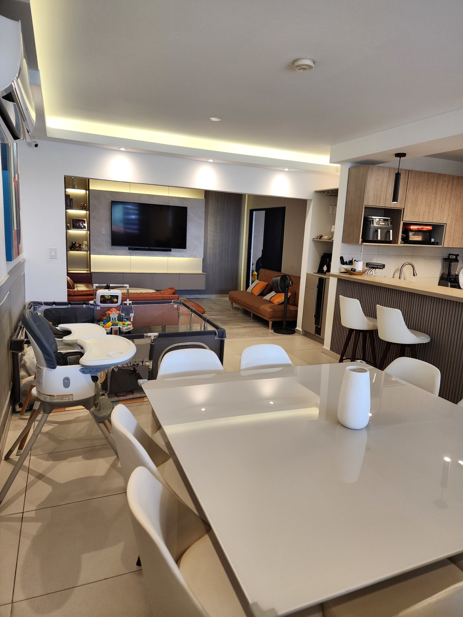 Se vende Casa en Costa Sur / Amplia, Remodelada y con paneles solares 1