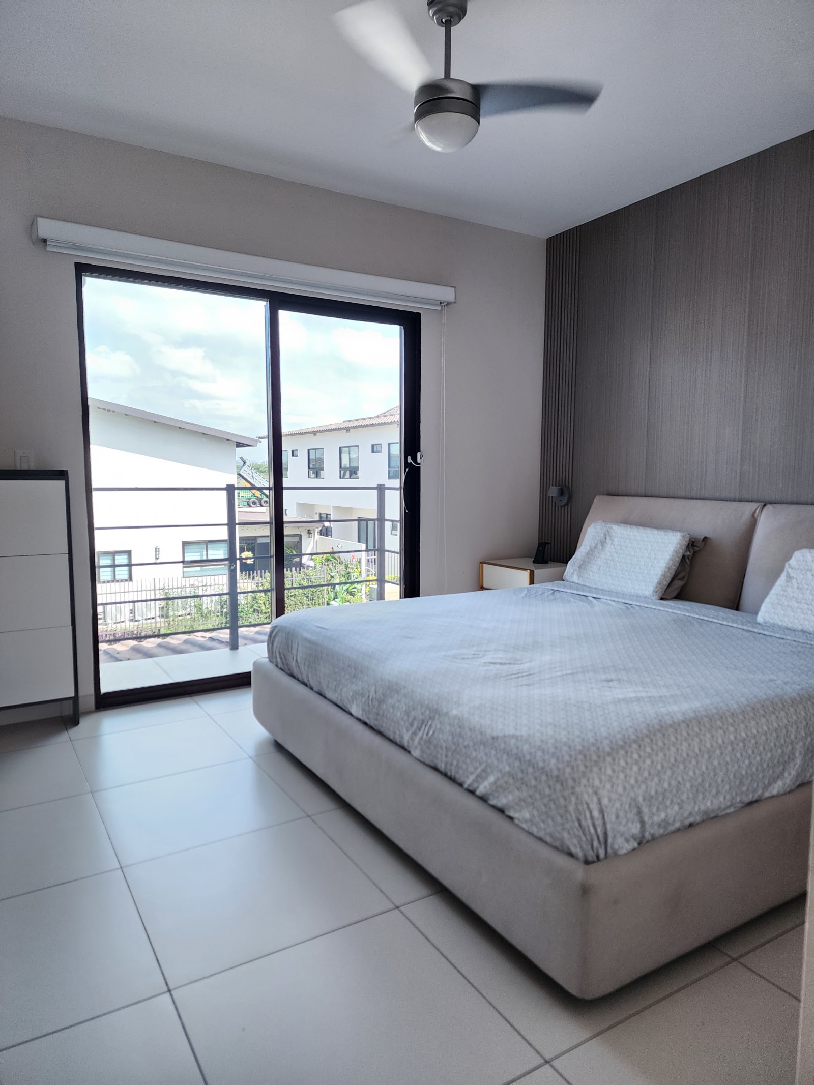 Se vende Casa en Costa Sur / Amplia, Remodelada y con paneles solares 4