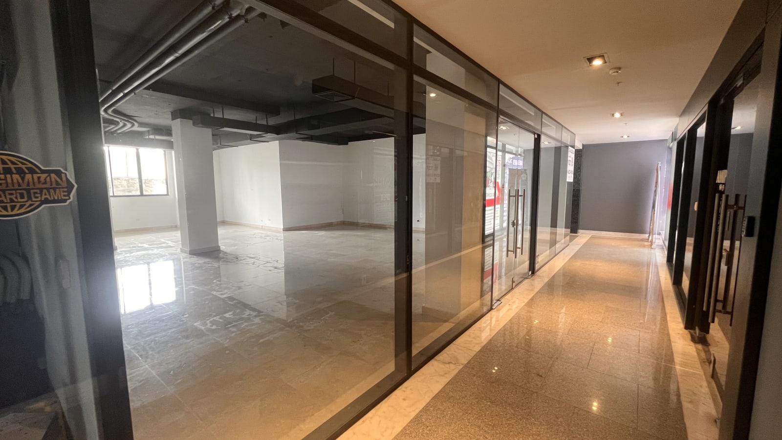 Se alquilan locales comerciales Plaza Royal Blue 2
