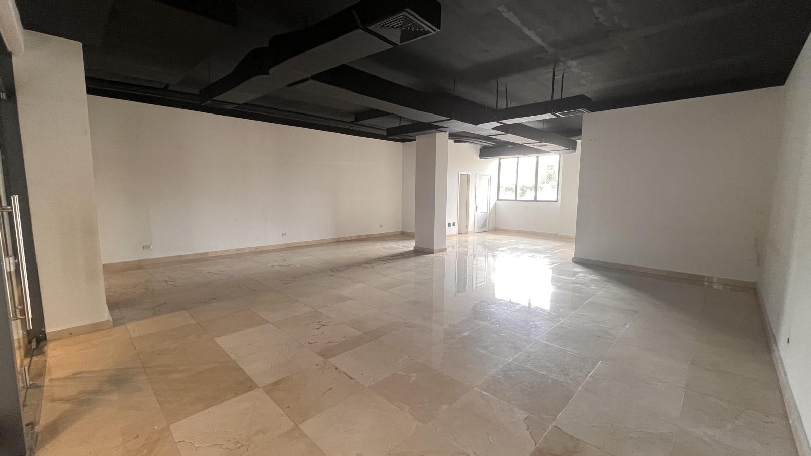 Se alquilan locales comerciales Plaza Royal Blue 3