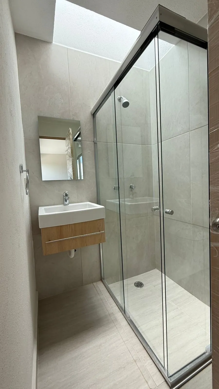 Baño con cancel de cristal templado