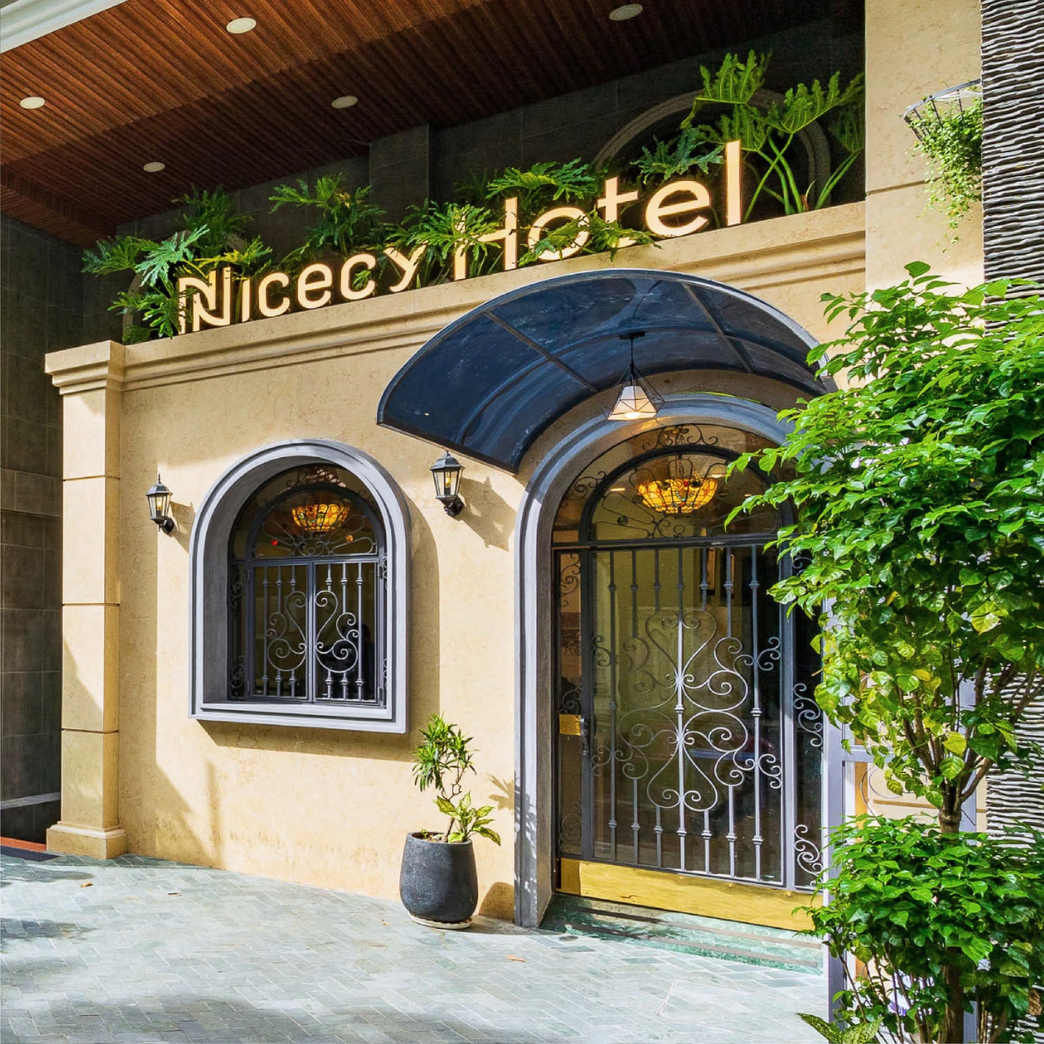 Du khách dạo phố và shopping gần khách sạn Nicecy