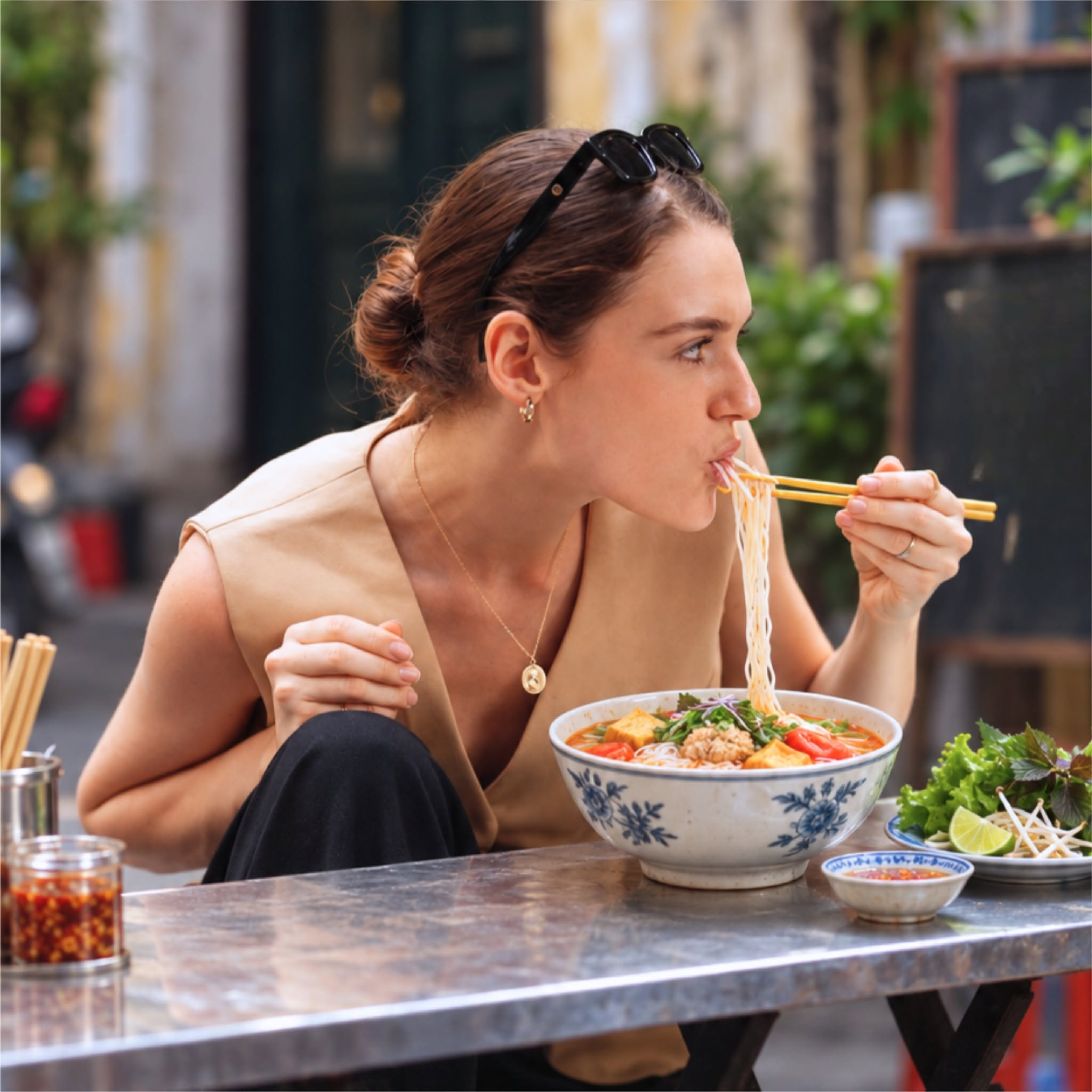 Gánh bún riêu ven đường Sài Gòn buổi sáng