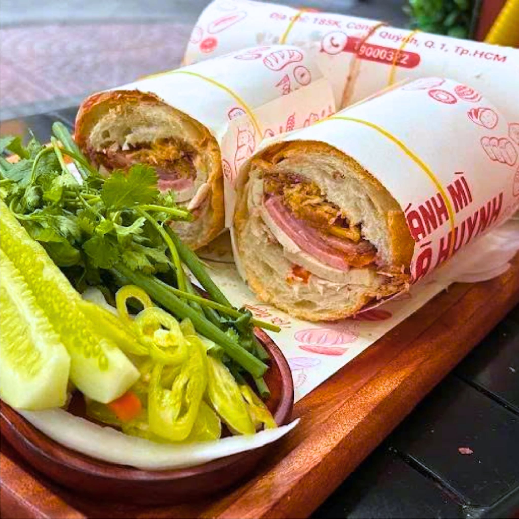 Bánh mì Việt Nam với nhân đậm đà và rau thơm