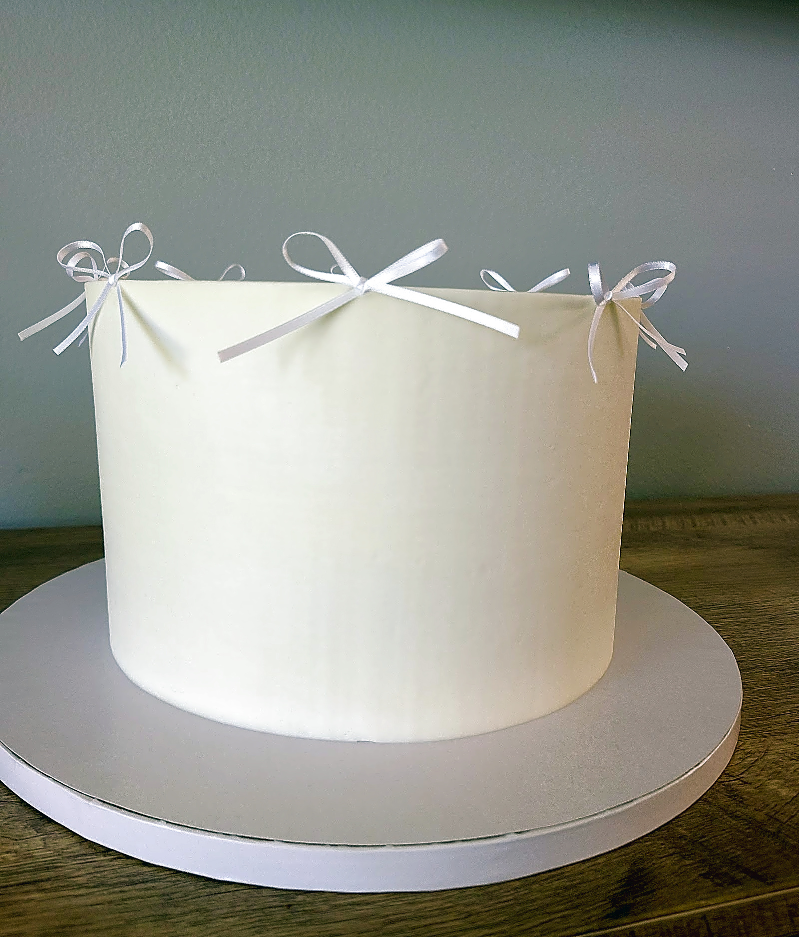 Utah Wedding Cake with Classic White Bows | Sweet E's