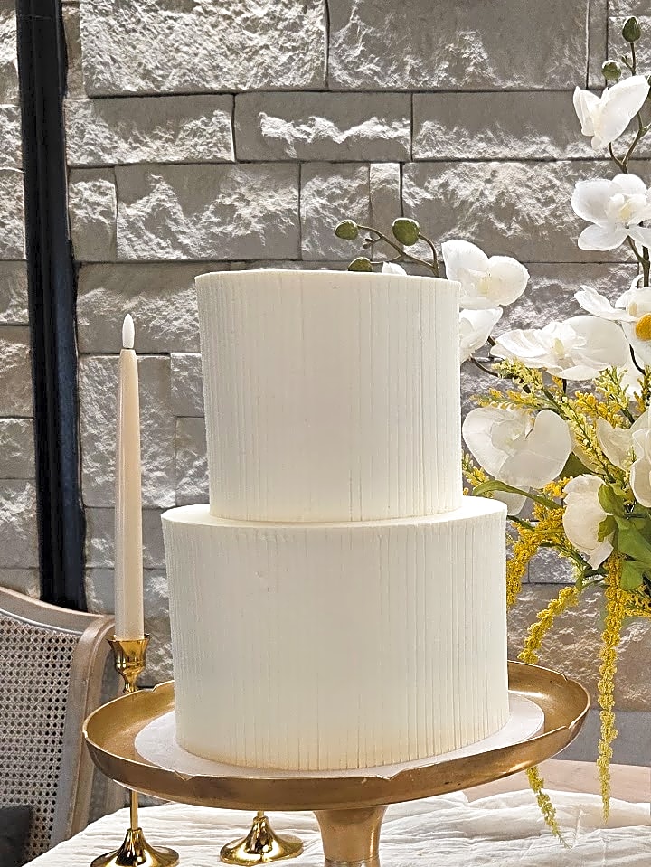 Wild Oak Venue wedding cake with ribbed buttercream | Sweet E's