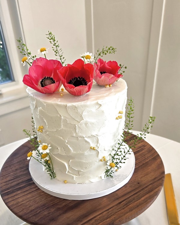 River Bridge wedding cake, one-tier wedding cake with white textured buttercream and gold leaf accents