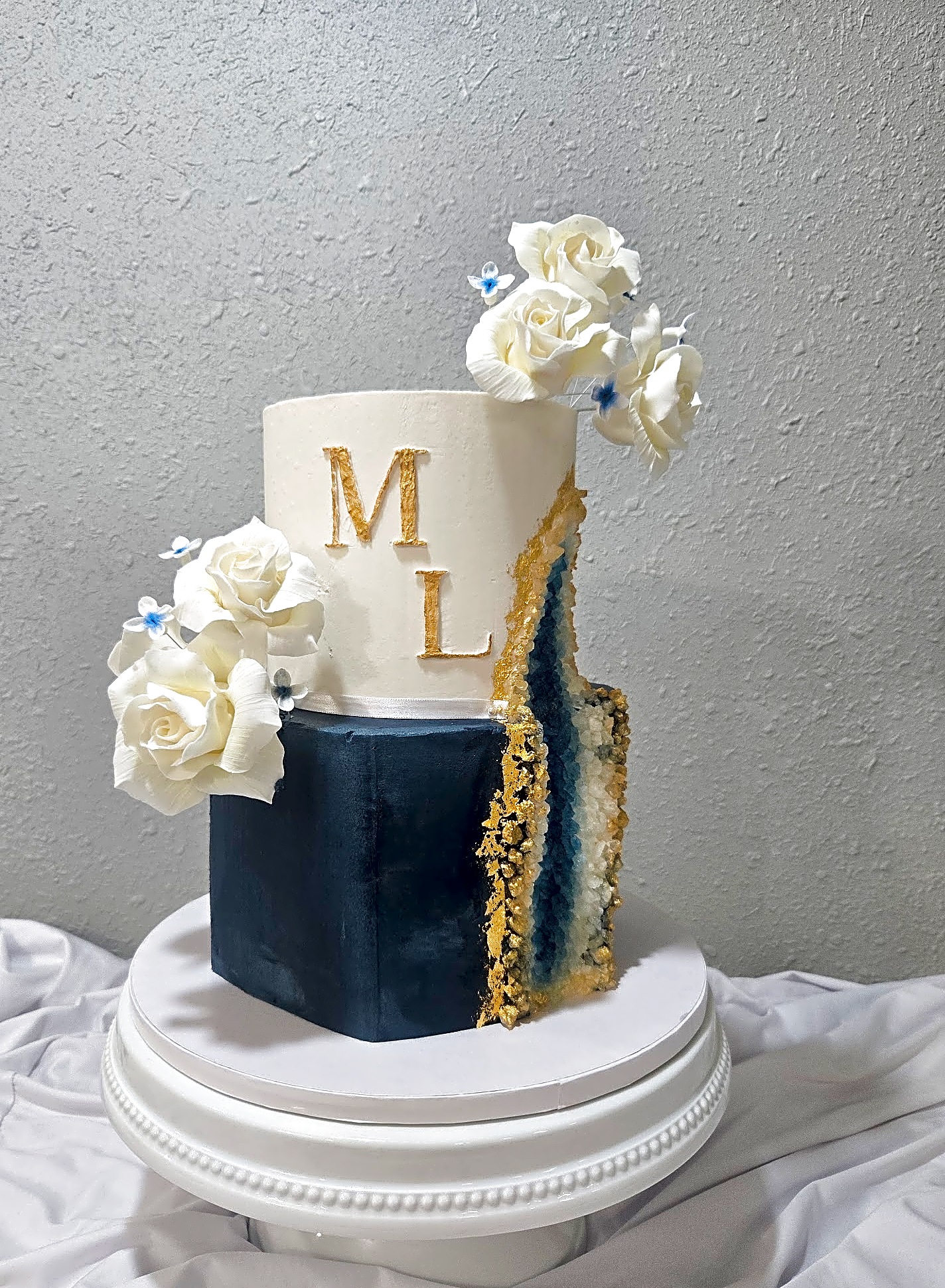 Lodge at Blue Sky wedding cake with geode detail | Sweet E's