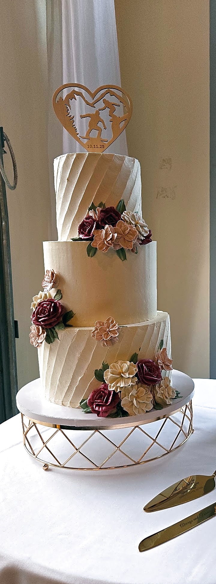 Canyon wedding cake at Milly Chalet, Brighton, by Sweet E's Bakery