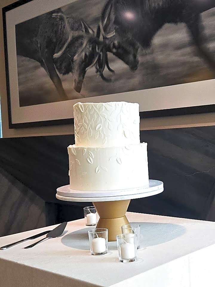 The Goldener Hirsch wedding cake | Park City Luxury | Sweet E's
