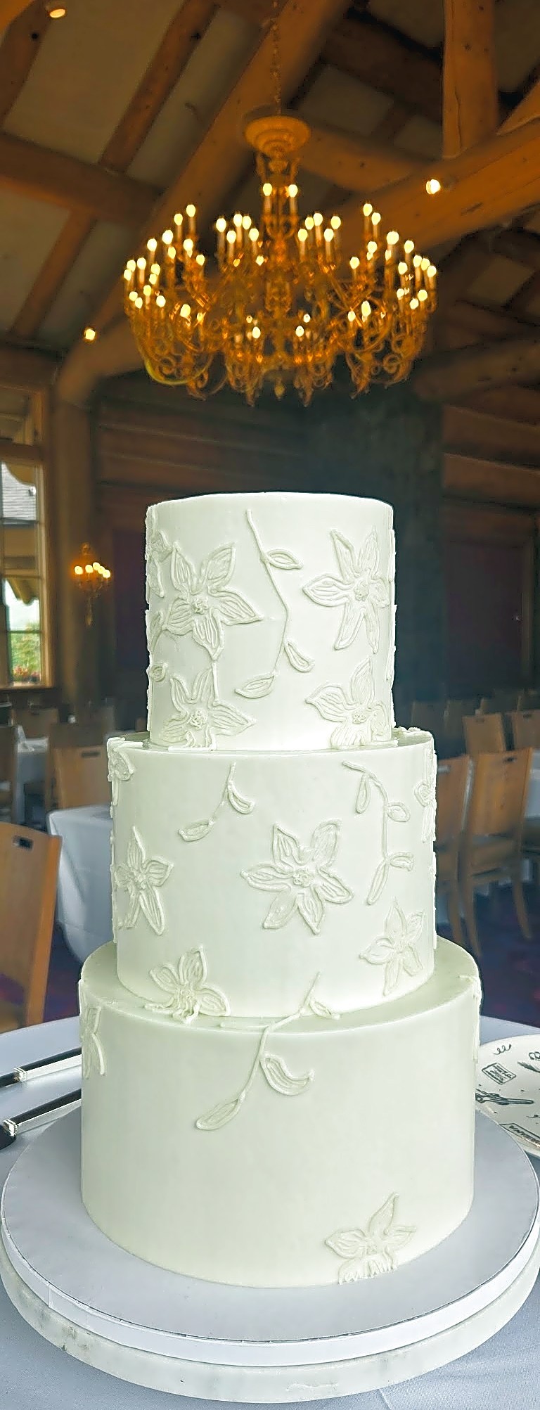 Needles Lodge wedding cake with elegant floral piping | Sweet E's