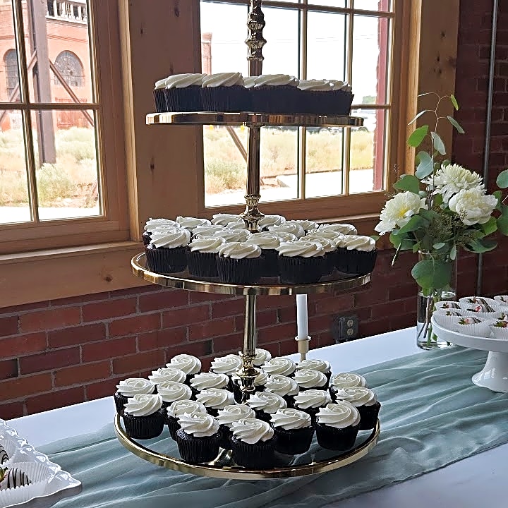 Roundhouse wedding cake at a beautiful Evanston venue | Sweet E's