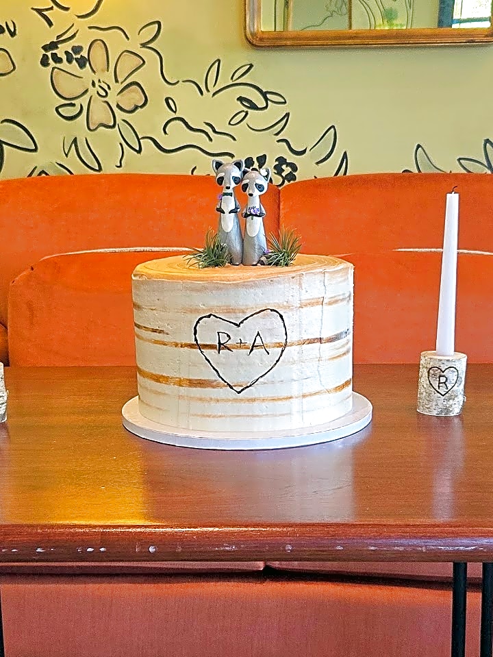 Utah wedding cake: Rustic Semi-Naked Gold Stripes | Sweet E's